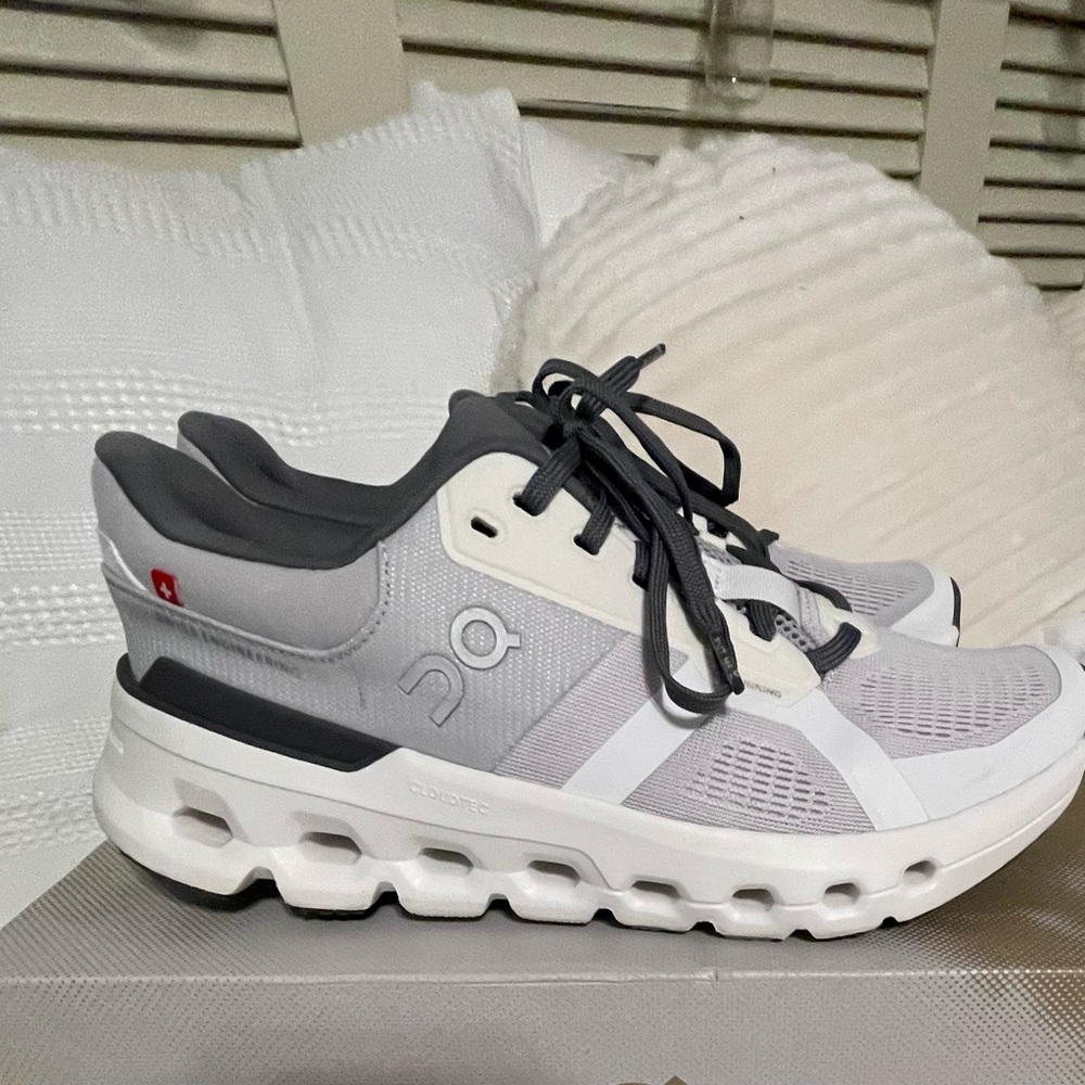On cloud cloud runner Running Light Gray and White Athletic Shoes